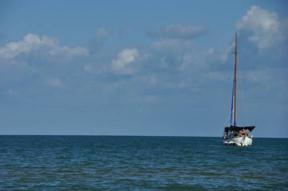 Barco ancorado em frente ao nosso hotel em Hopkins, no litoral sul de Belize. Ainda não conhecíamos o 'The Rob'...